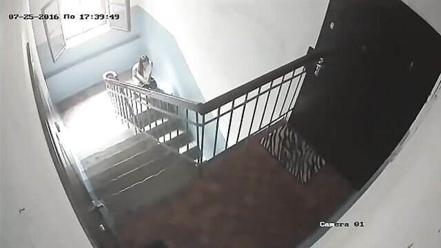 Dziewczyna sika na klatce schodowej