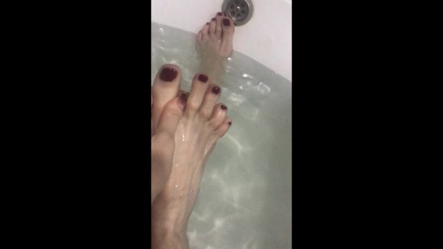 Pretty long feet in the bath